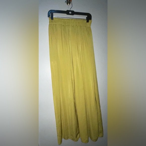 Minimalist yellow Skirt - Picture 4 of 4